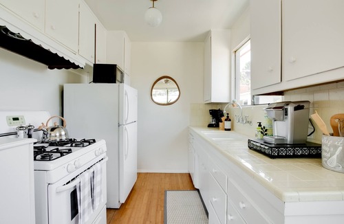 Beachwood Canyon Apartment | Hollywood Sign Selfie Perfection with Views and Parking Pet Friendly