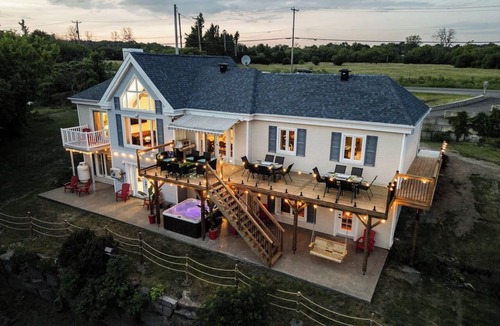 Grenville-sur-la-Rouge Ski Chalet | Hollywood/Spa, Billiards, Games/18 Guests