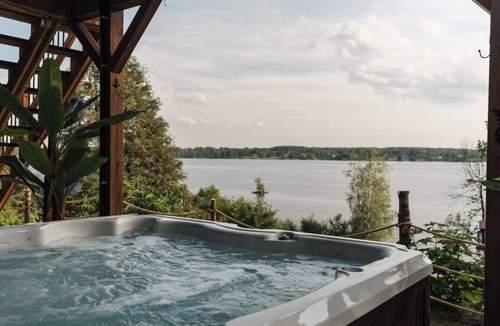 Grenville-sur-la-Rouge Ski Chalet | Hollywood/Spa, Billiards, Games/18 Guests