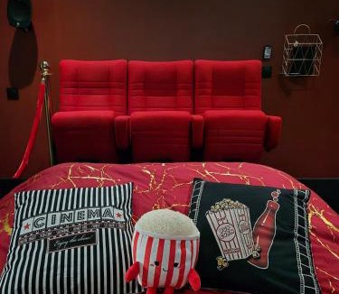 Chateau-Thierry Apartment | Hollywood Spa Jacuzzi - Cinéma