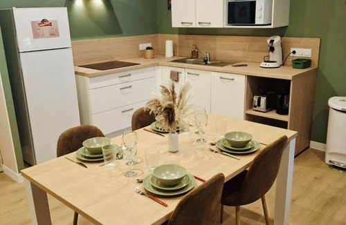 Neuf-Mesnil Apartment | Hollywood - Suite in residence with swimming pool