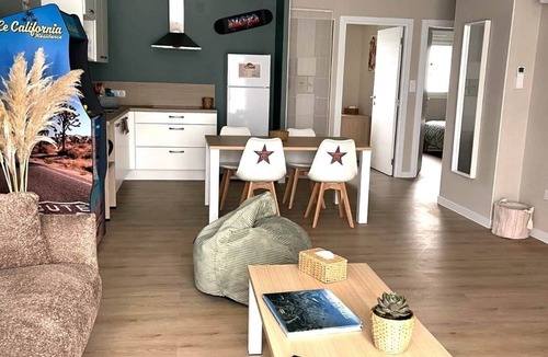Neuf-Mesnil Apartment | Hollywood - Suite in residence with swimming pool