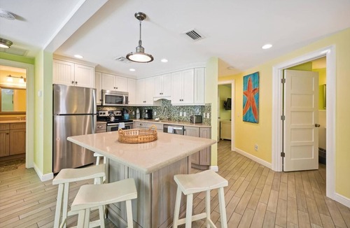 Holmes Beach Cottage | Holmes Beach Cottage Steps to the Beach with Heated Pool!