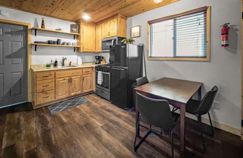 Sugarloaf House | Holmes Hub Cabin W Hot Tub