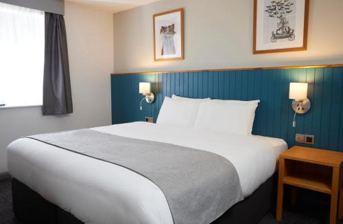 Wakefield Hotel | Holmfield Arms by Greene King Inns