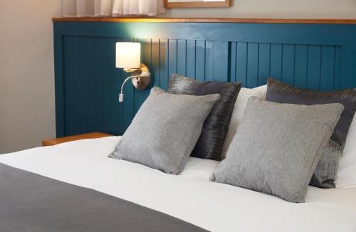 Wakefield Hotel | Holmfield Arms by Greene King Inns