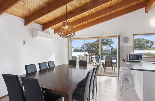 Torquay House | Holyhead On Whites Beach 11