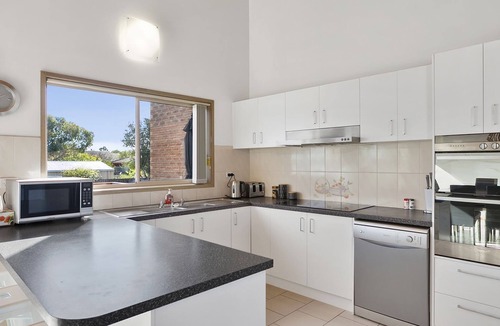 Torquay House | Holyhead On Whites Beach 11