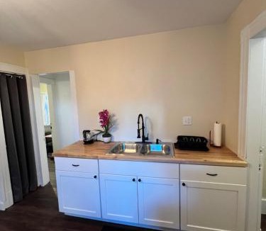 Holyoke Apartment | Holyoke House Oasis - Calm Trips