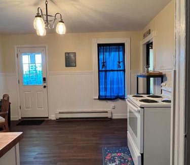 Holyoke Apartment | Holyoke House Oasis - Calm Trips