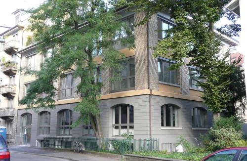 District 4 Bed & Breakfast | Holzlager Bed & Breakfast