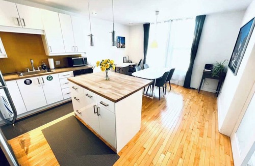 Viauville Apartment | HoMa-2 Bright Top-Floor Homa Retreat