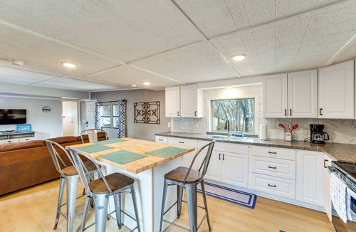 Log Cabin House | Home 2 Mi to Cedar Creek Lake: Bring Your Pets!