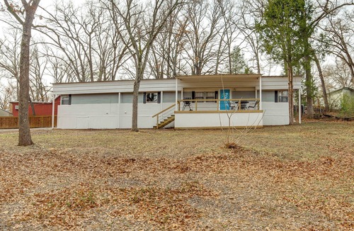 Log Cabin House | Home 2 Mi to Cedar Creek Lake: Bring Your Pets!