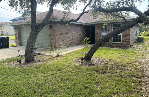 Flour Bluff House | Home- 3 Bedrooms 2 bathrooms +2car garage + Ev charger . Two blocks from water