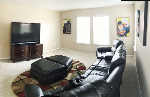 Del Valle House | Home 3600 SQFT - sleeps 11 people very comfortably