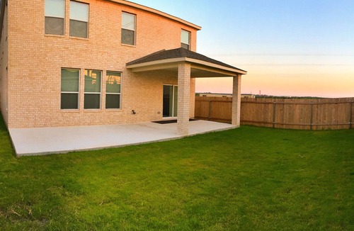 Del Valle House | Home 3600 SQFT - sleeps 11 people very comfortably