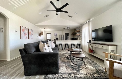 Southside House | Home 7 min to Lackland AFB & close to SeaWorld