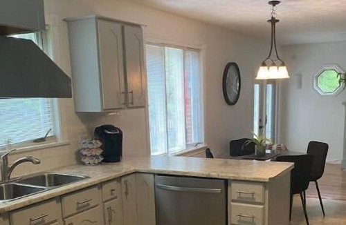 Cornwall House | Home amongst the trees-3 bed/3 bath modern stay!