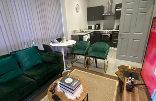 Brierley Hill Apartment | Home Away From Home1