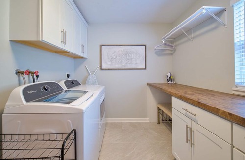 Overland Park House | ~Home away from Home~ FAST Wifi | BBQ Grill | Easy Self Check-in