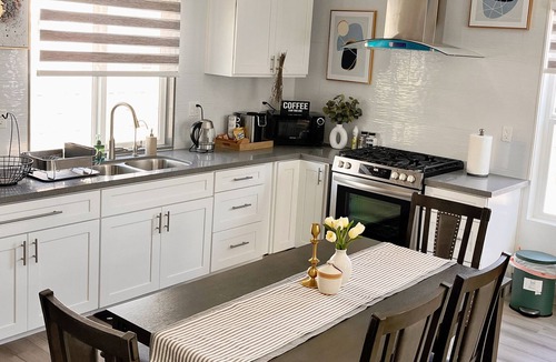 Midway City House | Home Away from Home. 15' from Disneyland