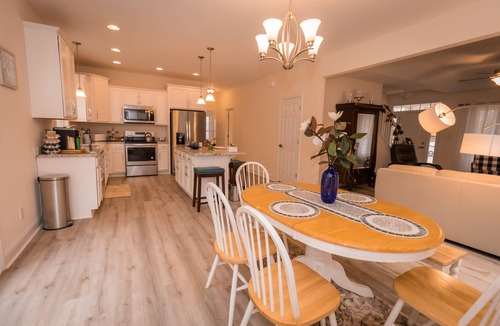 Littleton House | HOME AWAY FROM HOME/2 -story modern farmhouse at Lake Gaston /HOT TUB AUG 1