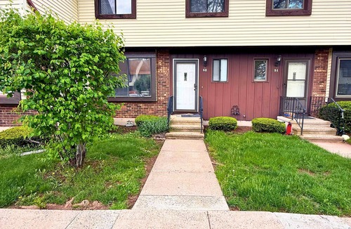Newington Condo | Home away from home 2-bdrm condo easy highway access