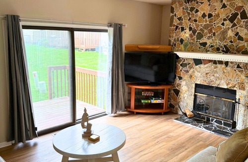 Newington Condo | Home away from home 2-bdrm condo easy highway access