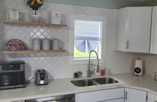 Crowley Cottage | Home Away from home, 2miles from interstate 10