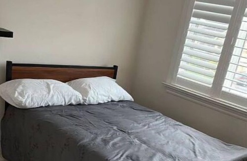 West Lincoln House | Home away from home..