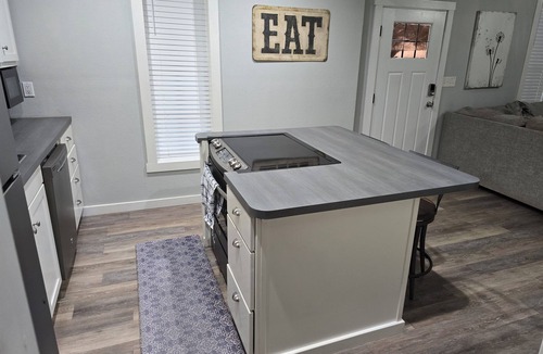 Clifton House | Home away from home. Cozy 1-bedroom house in awesome Clifton with AC