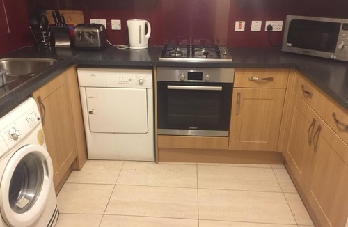 Colchester House | Home Away From Home - Relax with Netflix