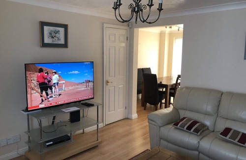 Colchester House | Home Away From Home - Relax with Netflix