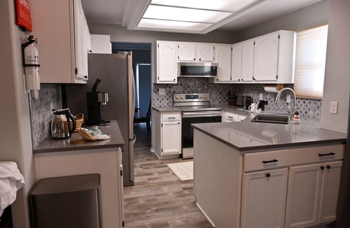 Urbandale House | Home away from home in a quiet and safe neighborhood