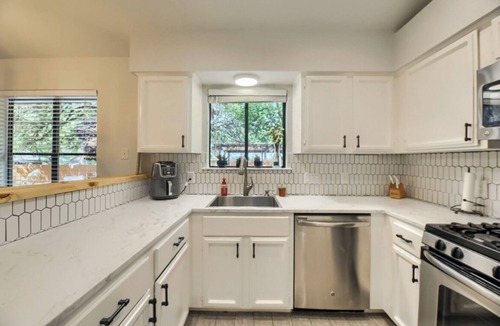 Westwood Heights House | Home Away from Home in South Austin