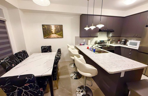 Thorold House | Home away from home- Minutes from Niagara Falls and theme park.