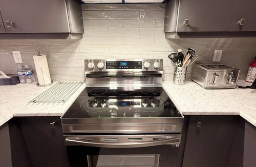 Thorold House | Home away from home- Minutes from Niagara Falls and theme park.