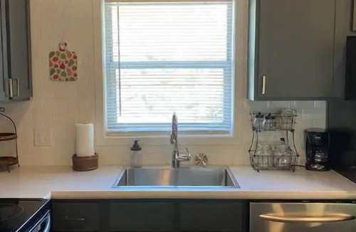South Central Omaha House | Home away from Home- Mid Century Style - central Omaha (5 min from I-80)