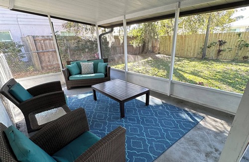 Gulf Gate Estates House | Home away from home mins to Beach!