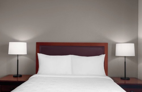 East Roseville Parkway Hotel | Home-Away-From-Home: Perfect Suite for Family Vacations!