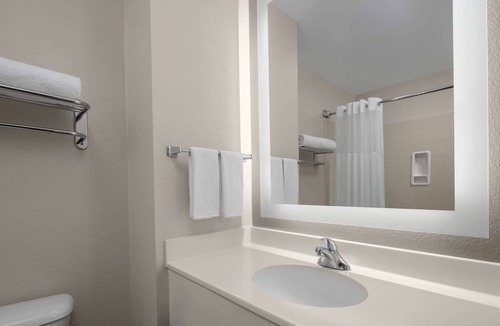 East Roseville Parkway Hotel | Home-Away-From-Home: Perfect Suite for Family Vacations!