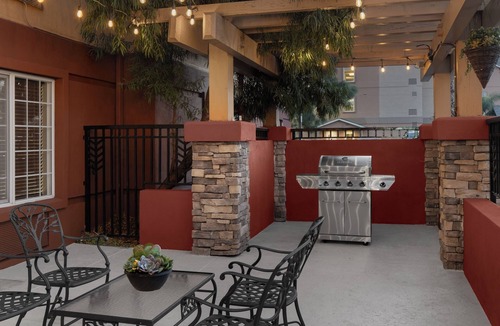 East Roseville Parkway Hotel | Home-Away-From-Home: Perfect Suite for Family Vacations!