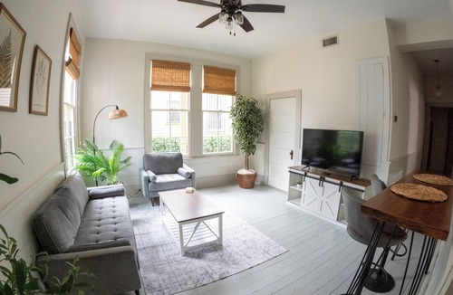Milan Apartment | Home away from home - few blocks from PARADE ROUTE