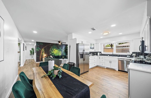 Westbury House | Home by Galleria-MedCenter-NRG- EV Charger-King Bed