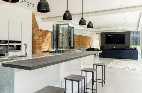 Rugby House | Home Cinema | Stunning Barn Retreat