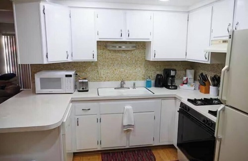 Palos Hills Condo | ~Home Comforts, Roku SmartTV, Fast WiFi~