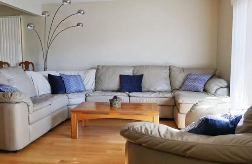 Palos Hills Condo | ~Home Comforts, Roku SmartTV, Fast WiFi~