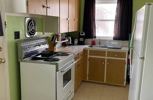 Cambridge House | Home for 6, many amenities added. Minutes from Galt downtown.