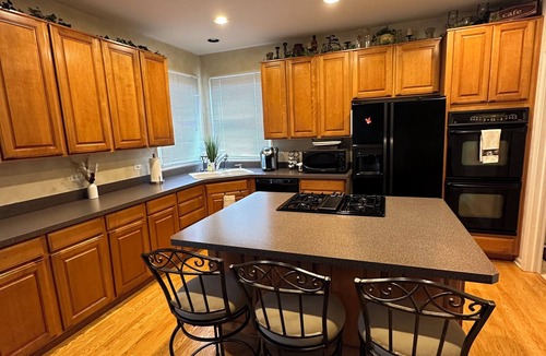 Carol Stream House | Home For The Holidays!